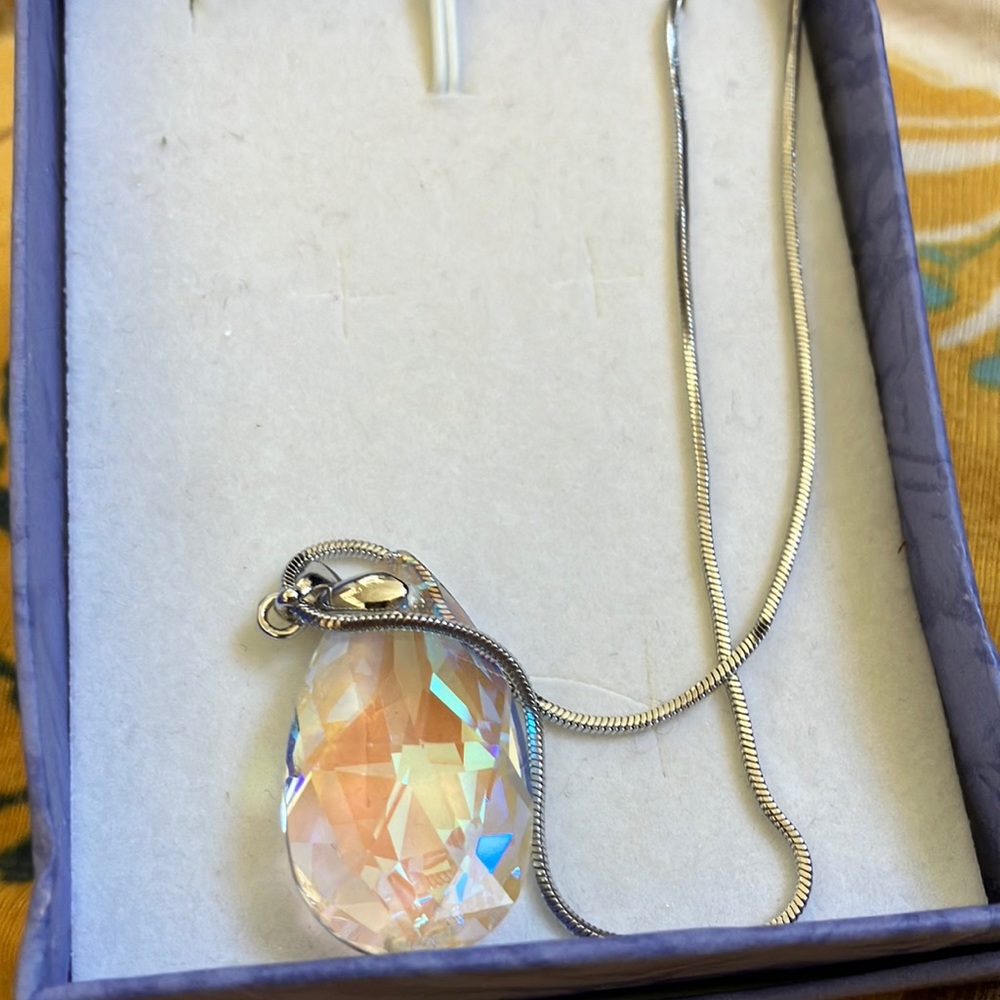 FINAL MARKDOWN Elegant crystal drop